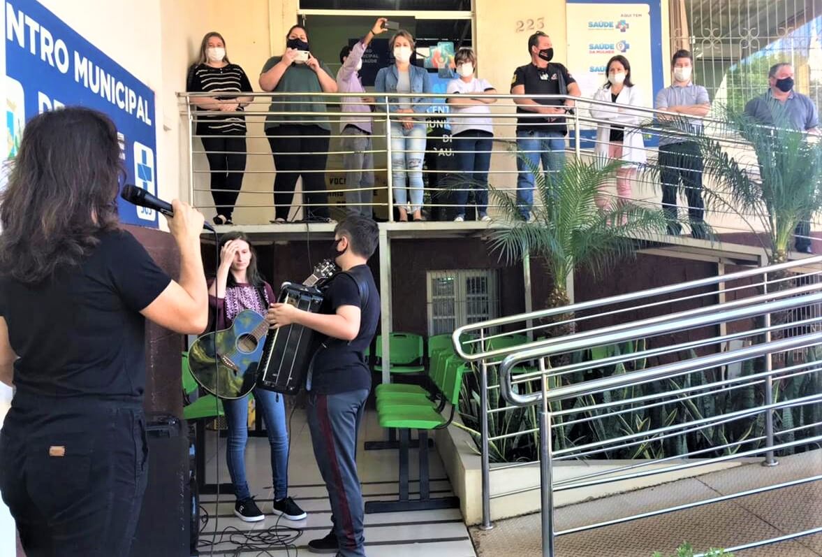 ESCOLA PRESTA HOMENAGEM